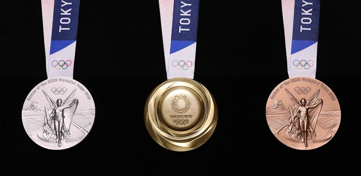 Image Horizontale D'argent Et Une Médaille D'or Accroché Sur Un